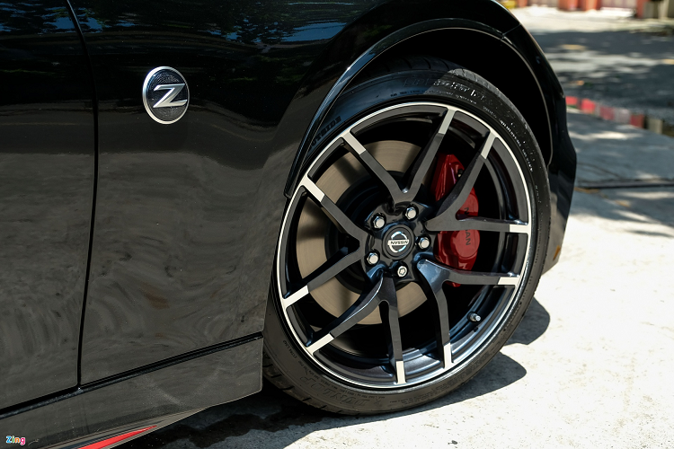 Bộ mâm 19 inch 2 tông màu tương phản trên 370Z NISMO được thửa riêng bởi thương hiệu RAYS đến từ Nhật Bản. Đi kèm với bộ mâm là bộ lốp thể thao hiệu suất cao Dunlop SP Sport Maxx GT600 với kích thước 19" x 9.5" và 19" x 10.5" ở cầu sau.