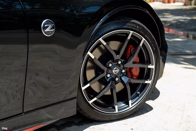 Bộ mâm 19 inch 2 tông màu tương phản trên 370Z NISMO được thửa riêng bởi thương hiệu RAYS đến từ Nhật Bản. Đi kèm với bộ mâm là bộ lốp thể thao hiệu suất cao Dunlop SP Sport Maxx GT600 với kích thước 19" x 9.5" và 19" x 10.5" ở cầu sau.