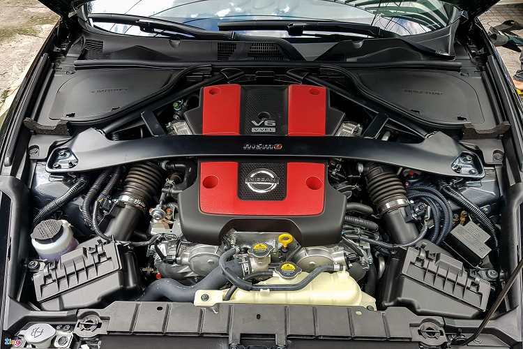 Xe được trang bị khối động cơ mã VQ37VHR được NISMO tinh chỉnh, sản sinh công suất lên đến 355 mã lực, mạnh hơn 18 mã lực so với phiên bản tiêu chuẩn. Mô-men xoắn của xe cũng tăng lên mức 374 Nm so với 365 Nm trên các phiên bản 370Z khác.