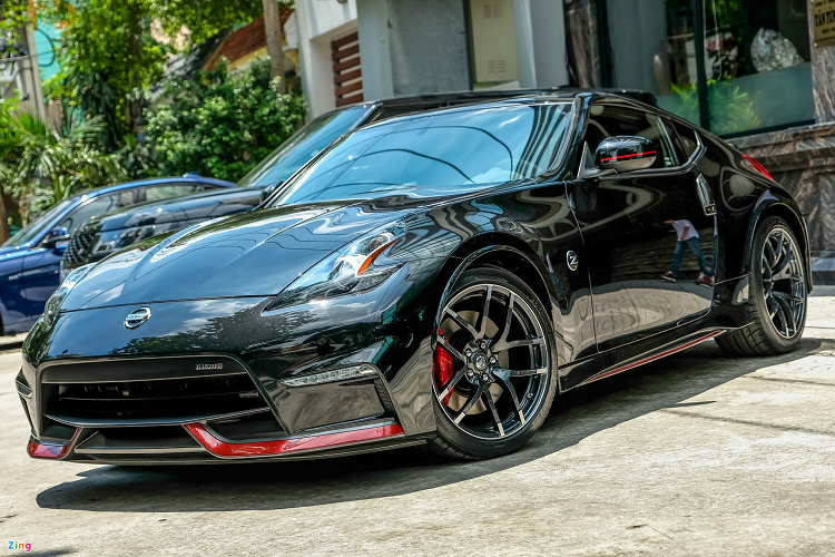 Ra mắt lần đầu tiên vào năm 2006, Nissan 370Z thể thao thuộc dòng cỡ nhỏ 2 cửa, kế thừa những tinh hoa của dòng xe Datsun 240Z nổi tiếng. Đối thủ chính của 370Z có thể kể đến như Toyota Celica, Toyota Supra, Mitsubishi 3000GT hay Mazda RX-7…