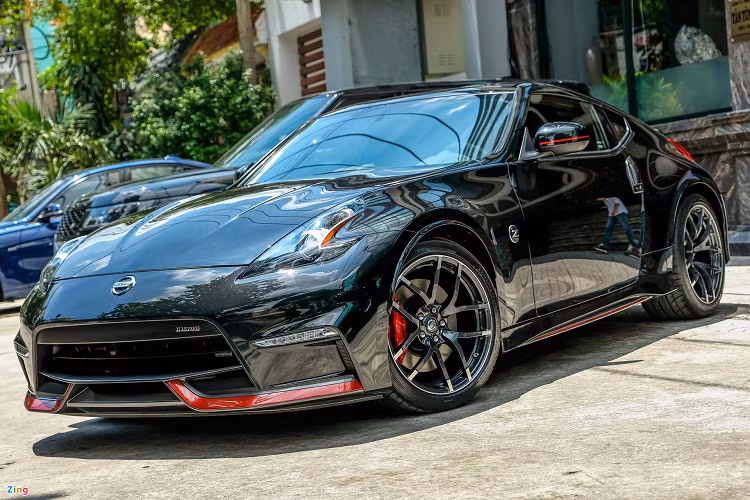 Ra mắt lần đầu tiên vào năm 2006, Nissan 370Z thể thao thuộc dòng cỡ nhỏ 2 cửa, kế thừa những tinh hoa của dòng xe Datsun 240Z nổi tiếng. Đối thủ chính của 370Z có thể kể đến như Toyota Celica, Toyota Supra, Mitsubishi 3000GT hay Mazda RX-7…