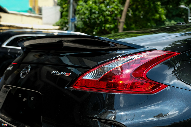 Giống như nhiều mẫu xe do NISMO thiết kế, 370Z NISMO cũng nhận được phần cánh gió đuôi vịt kích thước lớn. Chi tiết này giúp tăng lực ép xuống mặt đường khi xe di chuyển ở tốc độ cao, cũng như tạo điểm nhấn cho chiếc xe thể thao đến từ Nhật Bản.