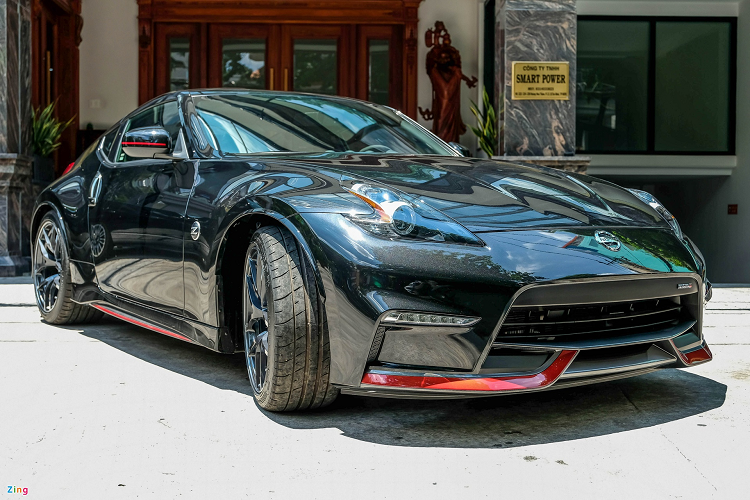 Sở hữu gói độ NISMO chính hãng cùng trang bị hộp số sàn 6 cấp, Nissan 370Z NISMO là một mẫu xe có giá trị sưu tập cao, xứng đáng có mặt trong garage của những người chơi xe, nhất là những mẫu xe thể thao đến từ Nhật Bản. Mức giá xe Nissan 370Z NISMO mới này vẫn chưa được công bố tại việt Nam.