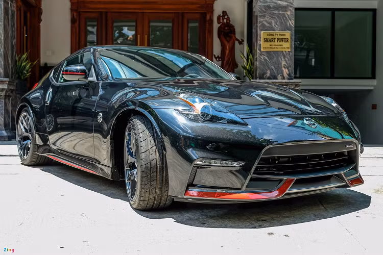 Sở hữu gói độ NISMO chính hãng cùng trang bị hộp số sàn 6 cấp, Nissan 370Z NISMO là một mẫu xe có giá trị sưu tập cao, xứng đáng có mặt trong garage của những người chơi xe, nhất là những mẫu xe thể thao đến từ Nhật Bản. Mức giá xe Nissan 370Z NISMO mới này vẫn chưa được công bố tại việt Nam.
