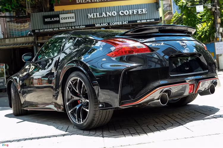 Số lượng Nissan 370Z tại Việt Nam cũng không quá nhiều, tuy nhiên phiên bản hiệu suất cao 370Z NISMO tại Việt Nam chỉ có 2 chiếc. Đặc biệt, chiếc xe trong bài được trang bị hộp số sàn 6 cấp, một tùy chọn hiếm gặp trên những mẫu xe ngày nay.