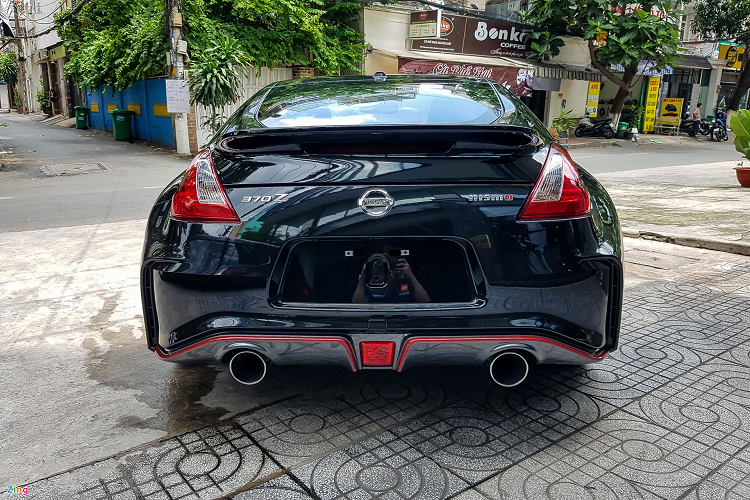 Các giảm chấn đặc biệt được lắp đặt trên khung gầm cũng như bên dưới khoang hành lý giúp ổn định các chấn động ảnh hưởng lên xe. Điều này giúp mang đến cảm giác lái tốt hơn với khả năng kiểm soát và đánh lái chính xác.