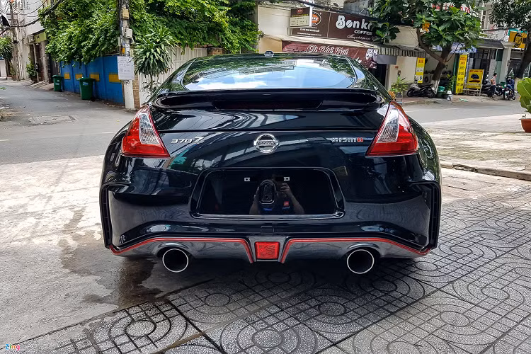 Các giảm chấn đặc biệt được lắp đặt trên khung gầm cũng như bên dưới khoang hành lý giúp ổn định các chấn động ảnh hưởng lên xe. Điều này giúp mang đến cảm giác lái tốt hơn với khả năng kiểm soát và đánh lái chính xác.