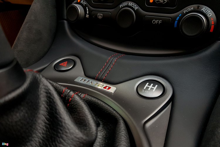 Xe được trang bị cần số cho hộp số sàn 6 cấp. Bên cạnh là nút kích hoạt S-Mode và logo NISMO được dập nổi.