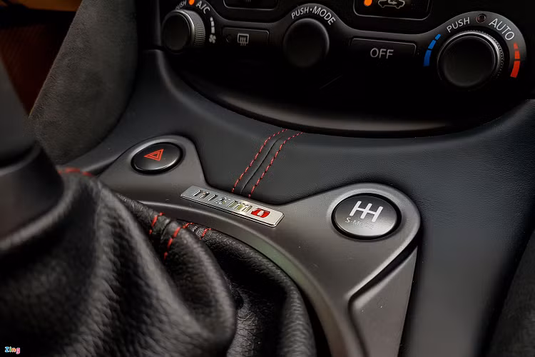 Xe được trang bị cần số cho hộp số sàn 6 cấp. Bên cạnh là nút kích hoạt S-Mode và logo NISMO được dập nổi.