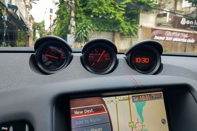 Màn hình giải trí trung tâm của 370Z NISMO dạng cảm ứng, cho phép người lái thao tác các tính năng vận hành và tiện nghi dễ dàng hơn. Bên trên là bộ 3 đồng hồ đặc trưng của 370Z, được dùng để đọc các chỉ số nhiệt độ dầu máy, hiệu điện thế và thời gian.