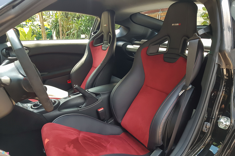 Nội thất của chiếc xe vẫn mang nhiều chi tiết cổ điển. Bộ ghế thể thao của 370Z NISMO được Recaro thiết với Alcantara màu đỏ và da cao cấp màu đen. Giống như nhiều mẫu xe thể thao khác, ghế trên 370Z NISMO vẫn phải chỉnh cơ để tối ưu trọng lượng xe.