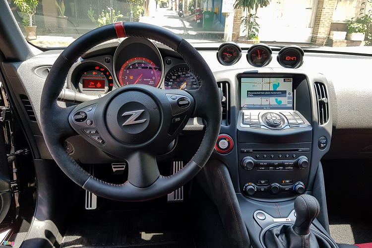 Vô lăng của xe được bọc da và Alcantara giúp tăng độ bám khi sử dụng. Bảng đồng hồ cơ kết hợp cùng màn hình thông báo nhỏ cho phép hiển thị tốc độ và vòng tua một cách tối giản nhất. Điểm đặc biệt là khi người lái điều chỉnh vô lăng, bảng đồng hồ cũng xe di chuyển theo.