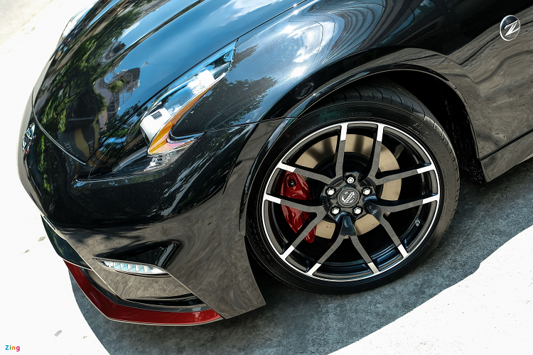Nissan 370Z NISMO được trang bị kẹp phanh 14 inch 4 piston ở cầu trước và kẹp phanh 2 piston 13.8 inch ở cầu sau. Đây cũng là hệ thống phanh lớn nhất từng được trang bị trên 370Z, giúp chiếc xe có hiệu suất phanh ổn định khi vận hành ở các điều kiện khắc nghiệt.