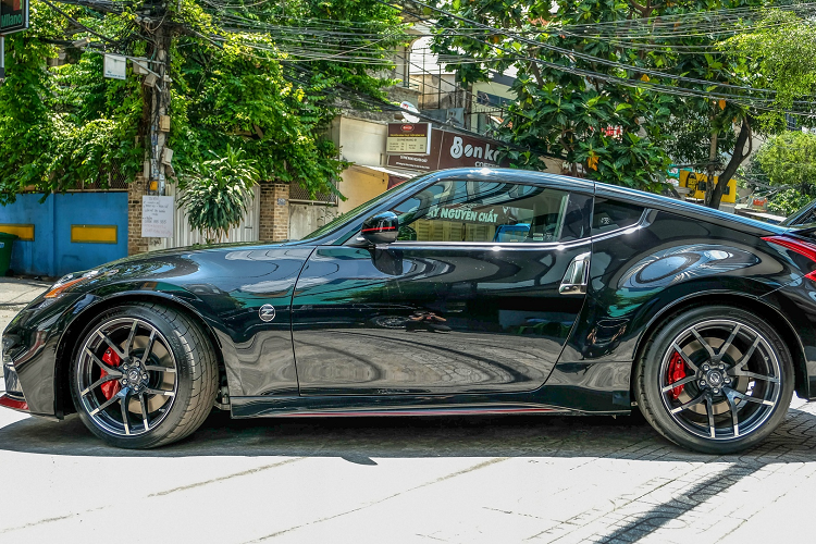 Tương tự với những mẫu xe thể thao NISMO khác, 370Z NISMO sở hữu hệ thống treo đặc biệt do các kỹ sư Nhật Bản thiết kế. Với độ cứng cao hơn, hệ thống treo này sẽ có hành trình ngắn và sẽ giới hạn hiện tượng thân xe bồng bềnh.