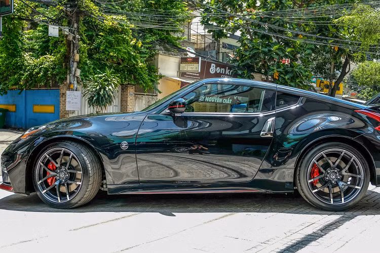 Tương tự với những mẫu xe thể thao NISMO khác, 370Z NISMO sở hữu hệ thống treo đặc biệt do các kỹ sư Nhật Bản thiết kế. Với độ cứng cao hơn, hệ thống treo này sẽ có hành trình ngắn và sẽ giới hạn hiện tượng thân xe bồng bềnh.