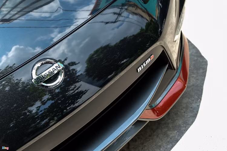 Dễ nhận thấy nhất là bộ bodykit đậm tính khí động học với các hốc gió và những đường trang trí màu đỏ tại cản trước, cản sau, ốp hông và ốp tai gương ngoại thất.