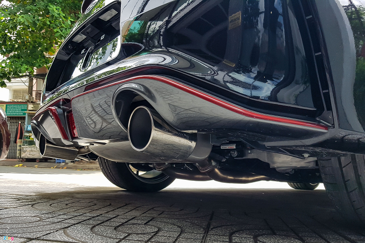 Thiết kế ống xả kép free-flow chữ H giúp giảm đến 30% áp lực phản hồi khi đạp ga. Điều này giúp 370Z NISMO có khả năng phản xạ chân ga nhạy bén hơn và mang lại cảm giác cực kỳ phấn khích với tiếng pô đầy uy lực.