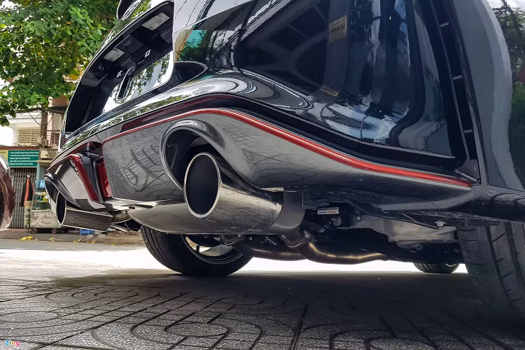 Thiết kế ống xả kép free-flow chữ H giúp giảm đến 30% áp lực phản hồi khi đạp ga. Điều này giúp 370Z NISMO có khả năng phản xạ chân ga nhạy bén hơn và mang lại cảm giác cực kỳ phấn khích với tiếng pô đầy uy lực.