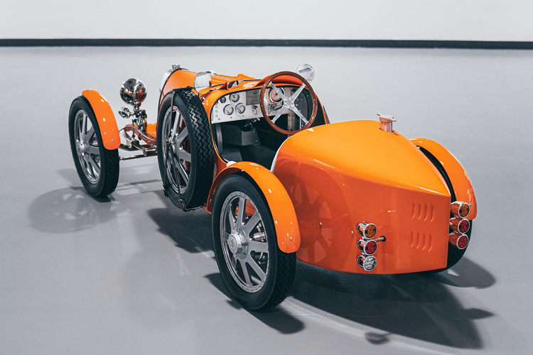 Một trong những chiếc Bugatti Baby II đầu tiên đã được giao đến một khách hàng thân thiết tại Dubai, người điều hành một sân bay tư nhân tại UAE. Chiếc xe này có màu sơn cam Jetex đặt riêng, nó được dùng để vận chuyển hành khách đến các khu vực VIP của sân bay. Chiếc xe có gói pin 2,8 kWh, hệ thống truyền động nâng cấp và đèn chiếu sáng dạng LED.