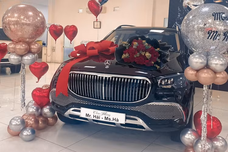 Như vậy, không phải các đại gia ở Hà Nội hay Sài thành, Mercedes-Maybach GLS 600 4MATIC 2021 đầu tiên về nước đã định cư ngay ở tỉnh Phú Thọ. Hiện chưa rõ mức giá xe Mercedes-Maybach GLS 600 4MATIC 2021 mới về làm dâu tại Phú Thọ, chỉ biết rằng, một số chiếc Mercedes-Maybach GLS 600 4MATIC 2021 đang được các công ty nhập khẩu tư nhân rao bán trên 16 tỷ đồng.
