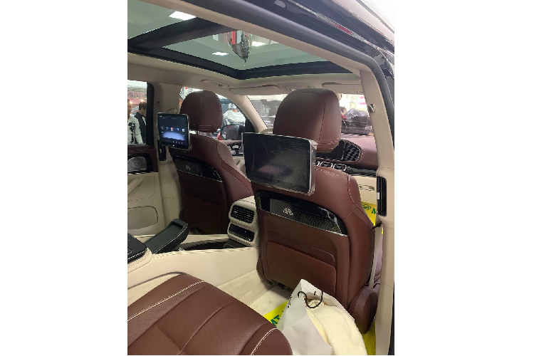 Chưa hết, mẫu SUV siêu sang này còn đi kèm bậc lên xuống bằng nhôm chỉnh điện và đèn dẫn đường, chiếu logo Maybach xuống mặt đất. Bên sườn xe cũng xuất hiện bộ vành hợp kim với đường kính 22 inch và 23 inch đồ sộ. Bên trong Mercedes-Maybach GLS 2021 là không gian nội thất 4 chỗ với 2 ghế thương gia phía sau