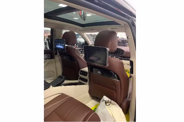 Chưa hết, mẫu SUV siêu sang này còn đi kèm bậc lên xuống bằng nhôm chỉnh điện và đèn dẫn đường, chiếu logo Maybach xuống mặt đất. Bên sườn xe cũng xuất hiện bộ vành hợp kim với đường kính 22 inch và 23 inch đồ sộ. Bên trong Mercedes-Maybach GLS 2021 là không gian nội thất 4 chỗ với 2 ghế thương gia phía sau