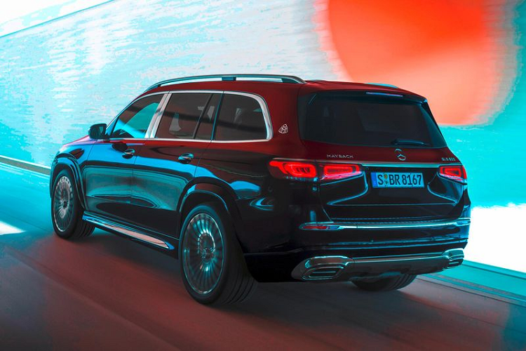 "Trái tim" của Mercedes-Maybach GLS 2021 là động cơ xăng V8, tăng áp kép, dung tích 4.0 lít, tạo ra công suất tối đa 558 mã lực tại tua máy 6.000 - 6.500 vòng/phút và mô-men xoắn cực đại 730 Nm tại tua máy từ 2.500 - 5.000 vòng/phút. Ngoài ra, xe còn có hệ thống mild hybrid EQ Boost 48 V, tạm thời bổ sung 22 mã lực và 250 Nm khi cần thêm sức mạnh.