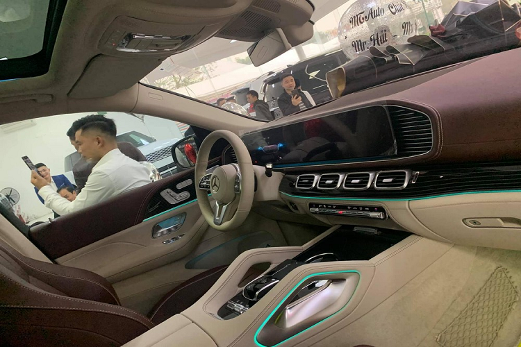 So với GLS tiêu chuẩn, Mercedes-Maybach GLS 2021 không thay đổi kích thước, vẫn sở hữu chiều dài 5.205 mm và chiều dài cơ sở 3.135 mm. Để giúp khách hàng có thể phân biệt với GLS thường, Mercedes-Maybach GLS 2021 được trang bị lưới tản nhiệt đặc trưng với các nan nằm dọc, viền hốc gió, tấm ốp bảo vệ gầm dưới cản trước/sau và cột B mạ crôm sáng bóng cũng như nửa thân xe bên dưới màu đen bóng.