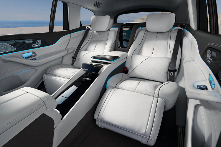 Không chỉ có khoảng duỗi chân thoải mái, ghế sau của mẫu SUV siêu sang này còn có thể ngả 43,5 độ và đi kèm tính năng nhớ vị trí, sưởi, làm mát cũng như mát-xa tiêu chuẩn. Nằm giữa hàng ghế sau là cụm điều khiển trung tâm, tích hợp cả ngăn chứa đồ có khóa hoặc tủ lạnh nhỏ. Ngoài ra, hành khách phía sau còn tìm thấy hộc đựng cốc có tính năng hâm nóng hoặc làm mát đồ uống trên xe.