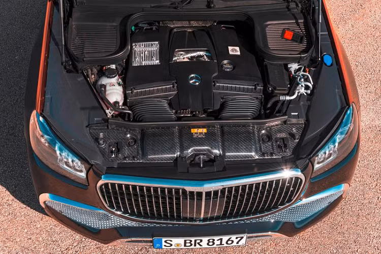 Những trang bị khác chỉ có trên mẫu SUV siêu sang này bao gồm hệ thống âm thanh Burmester tiêu chuẩn với hệ thống liên lạc nội bộ tích hợp giữa ghế trước và ghế sau, điều hòa tự động 4 vùng, cảm biến chất lượng không khí hay cảm biến độ ẩm kính lái.