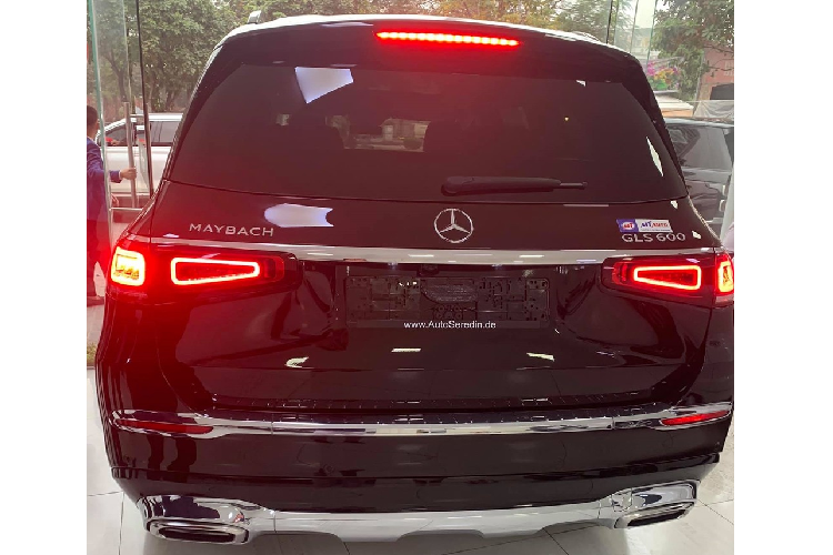 Mẫu SUV siêu sang Mercedes-Maybach GLS 2021 của cặp vợ chồng trẻ kinh doanh lan đột biến ở Phú Thọ thuộc phiên bản cao cấp nhất là GLS với ngoại thất sơn màu đen và nội thất tông màu kem-đỏ. Mercedes-Maybach GLS chính là phiên bản sang trọng hơn của dòng SUV cỡ lớn Mercedes-Benz GLS thế hệ mới.
