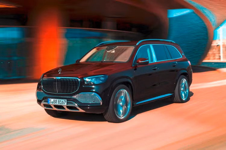 Động cơ này kết hợp với hộp số tự động 9 cấp 9G-Tronic và hệ dẫn động 4 bánh toàn thời gian 4Matic. Nhờ đó, dù nặng 2.785 kg, Mercedes-Maybach GLS 2021 vẫn có thể tăng tốc từ 0-100 km/h trong thời gian 4,9 giây đồng thời tiêu thụ lượng xăng trung bình từ 11,7 - 12 lít/100 km.