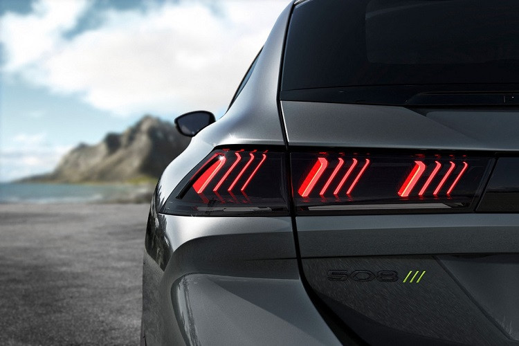 Peugeot 508 PSE PHEV có bộ phụ kiện trang trí ngoại thất theo phong cách thể thao gồm cánh hướng gió phía trước, ốp hông, bộ khuếch tán không khí phía sau, mâm xe hợp kim 20 inch, cụm phanh trước loại hiệu năng cao 4 piston đi cùng đĩa phanh 380 mm... Ngoài ra, thân xe cũng được hạ thấp để cải thiện tính ổn định khi vận hành.