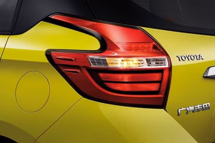 Ngay cả trang bị an toàn của Toyota Yaris L 2022 tại Trung Quốc cũng khá khiêm tốn với hệ thống hỗ trợ khởi hành ngang dốc, hệ thống cân bằng điện tử, hệ thống cảnh bảo áp suất lốp và hệ thống chống bó cứng phanh ABS. Trong khi đó, Toyota Yaris L X 2022 có thêm camera lùi, 2 túi khí trước và 2 túi khí bên.