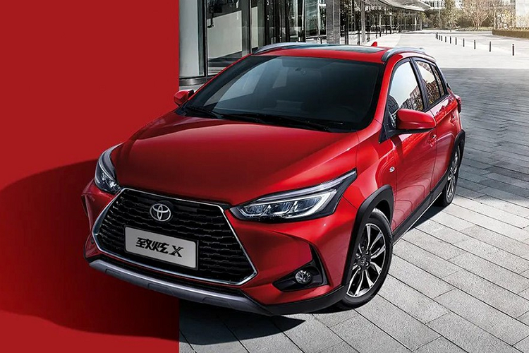 về ngoại hình, Toyota Yaris L X 2022 mới được trang bị lưới tản nhiệt hình lục giác cỡ lớn với viền mạ crôm bao quanh. Nằm hai bên lưới tản nhiệt là cụm đèn pha với 3 bóng LED, có thiết kế vuốt về phía sau và đi kèm viền màu đen. Ngoài ra, cụm đèn pha còn được bao quanh bằng dải đèn LED định vị ban ngày. Tiếp đến là hốc đèn sương mù hình chữ "C" ở hai góc cản trước và tấm ốp gầm màu bạc khiến mẫu xe hatchback hạng B này trông như SUV.