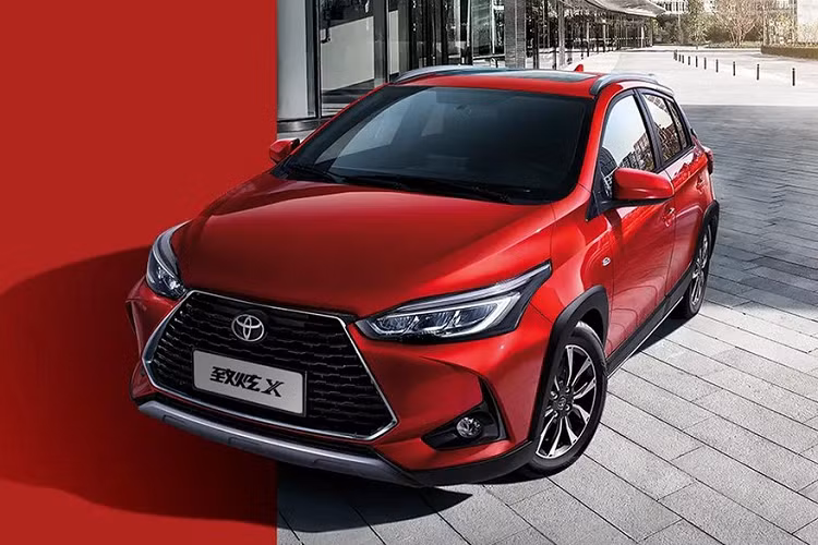 về ngoại hình, Toyota Yaris L X 2022 mới được trang bị lưới tản nhiệt hình lục giác cỡ lớn với viền mạ crôm bao quanh. Nằm hai bên lưới tản nhiệt là cụm đèn pha với 3 bóng LED, có thiết kế vuốt về phía sau và đi kèm viền màu đen. Ngoài ra, cụm đèn pha còn được bao quanh bằng dải đèn LED định vị ban ngày. Tiếp đến là hốc đèn sương mù hình chữ "C" ở hai góc cản trước và tấm ốp gầm màu bạc khiến mẫu xe hatchback hạng B này trông như SUV.