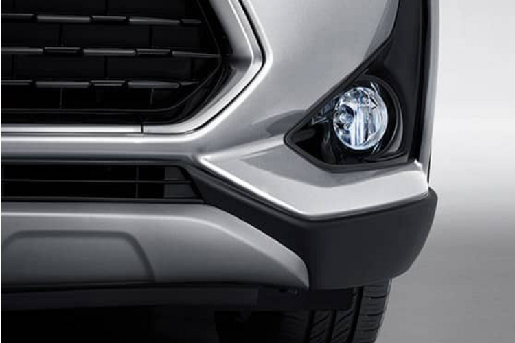 Đằng sau mẫu xe hatchback hạng B này cũng xuất hiện nẹp nhựa màu đen trên cản sau và tấm ốp gầm màu bạc. Nằm giữa cụm đèn hậu LED là tấm ốp màu đen, tích hợp logo của hãng Toyota và tem chữ nổi "Yaris L".