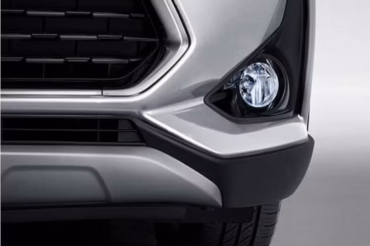 Đằng sau mẫu xe hatchback hạng B này cũng xuất hiện nẹp nhựa màu đen trên cản sau và tấm ốp gầm màu bạc. Nằm giữa cụm đèn hậu LED là tấm ốp màu đen, tích hợp logo của hãng Toyota và tem chữ nổi "Yaris L".