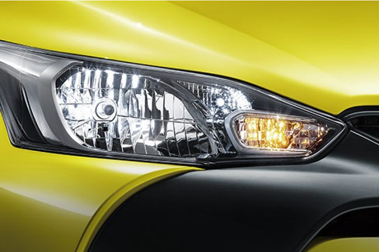 Bên trong Toyota Yaris L 2022 là không gian nội thất có thiết kế và trang bị không khác Vios dành cho Trung Quốc. Do đó, xe không có màn hình thông tin giải trí dạng cảm ứng như Toyota Yaris hiện đang bán ở Việt Nam. Tuy nhiên, xe đã được bổ sung vô lăng tích hợp phím chức năng, bảng đồng hồ mới và hệ thống kiểm soát hành trình.