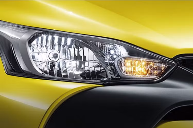 Bên trong Toyota Yaris L 2022 là không gian nội thất có thiết kế và trang bị không khác Vios dành cho Trung Quốc. Do đó, xe không có màn hình thông tin giải trí dạng cảm ứng như Toyota Yaris hiện đang bán ở Việt Nam. Tuy nhiên, xe đã được bổ sung vô lăng tích hợp phím chức năng, bảng đồng hồ mới và hệ thống kiểm soát hành trình.