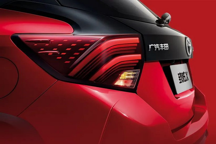 Sự khác biệt của Toyota Yaris L 2022 so với người anh em Vios nằm ở thiết kế đằng sau. Tại đây, chúng ta sẽ bắt gặp cụm đèn hậu riêng với thiết kế khá giống Toyota Yaris đời cũ từng bán ở Việt Nam.