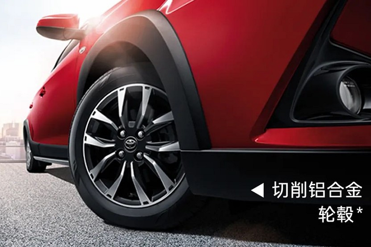 Trong khi đó, Toyota Yaris L 2022 bản thường có thiết kế đầu xe khá giống với Vios mới dành cho thị trường Trung Quốc. Xe cũng được trang bị đèn pha Halogen, lưới tản nhiệt hẹp bên trên, đi kèm logo của hãng Toyota và khe gió nhỏ phía dưới. Tiếp đến là hốc gió trung tâm hình thang tích hợp dải đèn LED định vị ban ngày nằm dọc. Tuy nhiên, Yaris L 2022 lại có chi tiết nhựa màu đen khá lớn trên đầu xe, gợi liên tưởng đến "bộ râu".