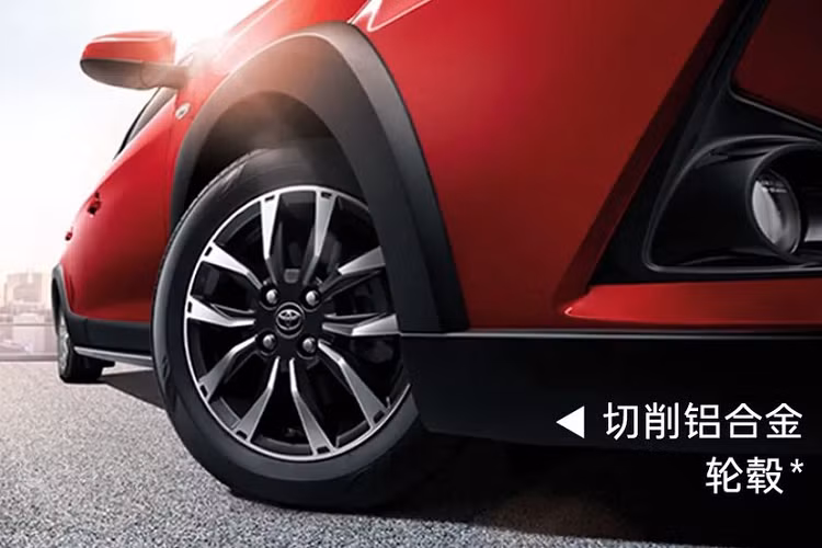 Trong khi đó, Toyota Yaris L 2022 bản thường có thiết kế đầu xe khá giống với Vios mới dành cho thị trường Trung Quốc. Xe cũng được trang bị đèn pha Halogen, lưới tản nhiệt hẹp bên trên, đi kèm logo của hãng Toyota và khe gió nhỏ phía dưới. Tiếp đến là hốc gió trung tâm hình thang tích hợp dải đèn LED định vị ban ngày nằm dọc. Tuy nhiên, Yaris L 2022 lại có chi tiết nhựa màu đen khá lớn trên đầu xe, gợi liên tưởng đến "bộ râu".