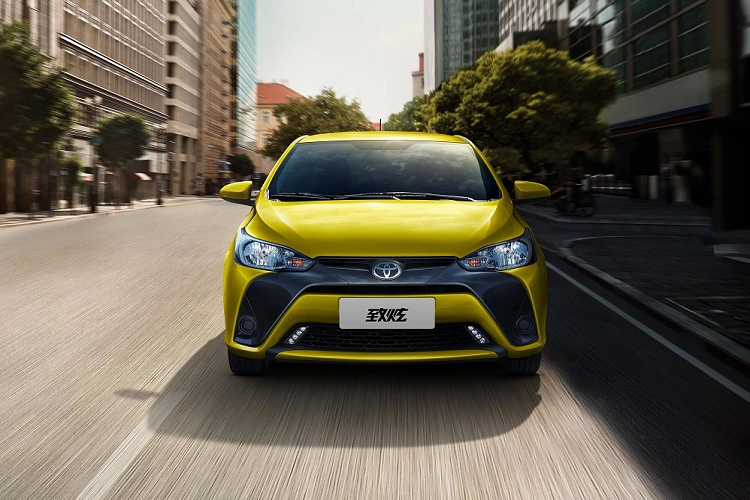 Về kích thước, Toyota Yaris L 2022 tại Trung Quốc sở hữu chiều dài 4.160 mm, chiều rộng 1.700 mm, chiều cao 1.495 mm và chiều dài cơ sở 2.550 mm. So với bản thường, Toyota Yaris L X 2022 có chiều rộng nhỉnh hơn 20 mm. Đồng thời, nếu so với xe ở Việt Nam, Toyota Yaris L 2022 tại Trung Quốc dài hơn 20 mm, ngắn hơn 10 - 30 mm, thấp hơn 5 mm trong khi chiều dài cơ sở giống hệt.