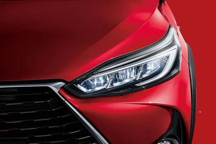 Viền bằng nhựa màu đen của hốc gió trung tâm kéo dài sang bên sườn, ôm lấy hốc bánh vuông vắn. Thêm vào đó là các cột được sơn màu đen, tạo hiệu ứng "nóc lơ lửng" cho Toyota Yaris L X 2022.