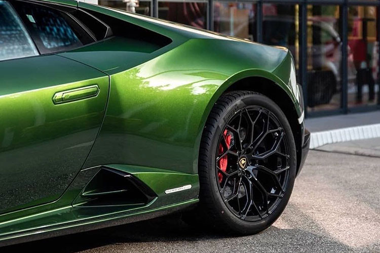 Nhìn bên ngoài chiếc siêu xe hàng hiếm Lamborghini Aventador SVJ Coupe được cho sắp về Việt Nam được phủ lên ngoại thất bộ áo màu xanh rất độc đáo và đẹp mắt. Đi kèm còn có nhiều chi tiết carbon. Bên trong khoang lái xe có ghế ngồi bọc da Alcantara màu tối và sọc là xanh lá cây nổi bần bật.