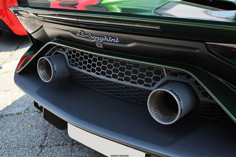 Chưa hết, siêu xe Lamborghini Aventador SVJ còn được trang bị bộ mâm đa chấu kép riêng biệt và lốp Pirelli P Zero Corsa phát triển riêng cho siêu xe này. Trọng lượng khô của Lamborghini Aventador SVJ chỉ dừng ở con số 1.525 kg và các kỹ sư có thể tăng 40% lực ép xuống mặt đường trong khi giảm 1% hệ số lực cản không khí cho xe.