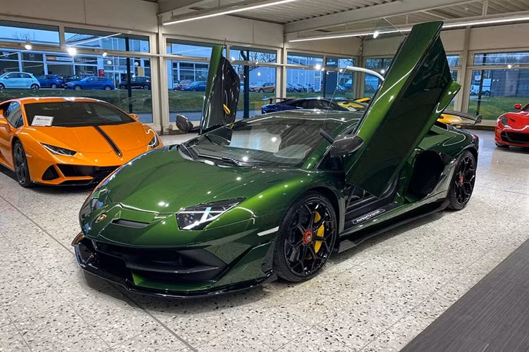 Mới đây nhất, một người chuyên nhập khẩu siêu xe ở trong nước tiết lộ đã có khách hàng trong Nam nhờ kiếm dùm một chiếc siêu xe Lamborghini Aventador SVJ đặc biệt để mang về làm bộ sưu tập xe cho riêng mình. Trong đó, chiếc Lamborghini Aventador SVJ được người này tung ảnh sở hữu ngoại thất sơn màu rất độc đáo là xanh lá ánh kim.