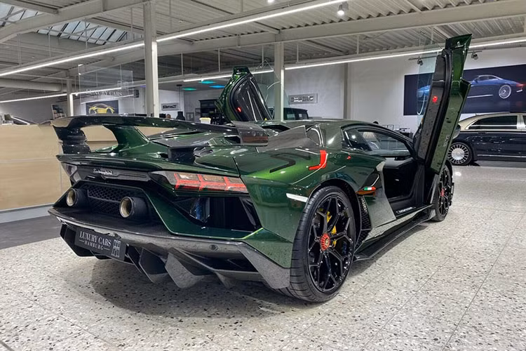 Mẫu siêu xe phiên bản giới hạn Lamborghini Aventador SVJ vẫn được trang bị khối động cơ V12, hút khí tự nhiên, dung tích 6.5 lít quen thuộc trên những chiếc Aventador LP700-4 rất được ưa chuộng tại thị trường Việt Nam. Tuy nhiên, ở trên siêu xe Aventador SVJ, hãng Lamborghini đã tinh chỉnh lại khối động cơ này nhằm tạo ra công suất tối đa 770 mã lực, cao hơn 70 mã lực so với bản tiêu chuẩn và 20 con ngựa so với Lamborghini Aventador SV.