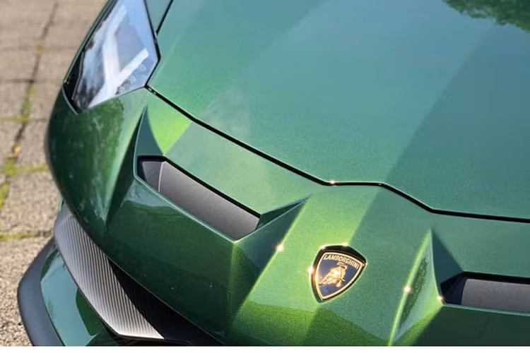 Hiện đã có 2 chiếc Lamborghini Aventador SVJ Coupe trên tổng số 900 chiếc sản xuất ở thế giới xuất hiện tại Việt Nam. Trong đó, chiếc Lamborghini Aventador SVJ hứa hẹn sớm về nước sở hữu màu xanh được cho mang tên gọi Verde Ermes.